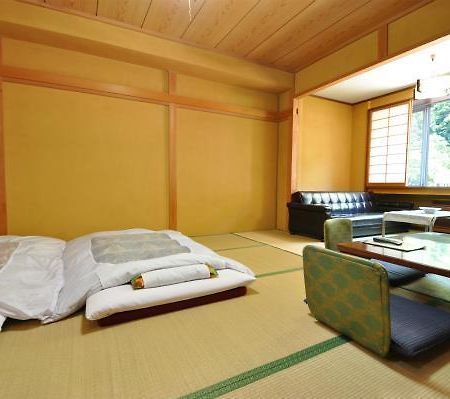 Готель Yumoto Rakuzenso Numata  Екстер'єр фото